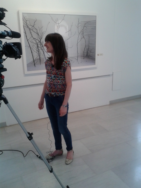Soledad Córdoba siendo entrevistada delante de su obra.