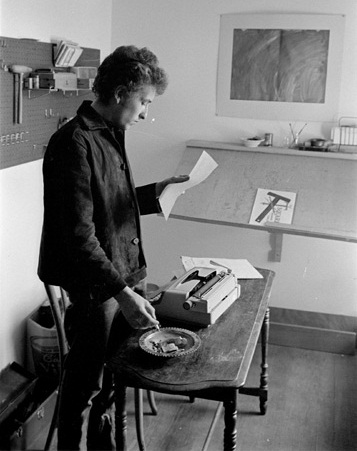 Bob Dylan satisfecho con lo que acaba de escribir...