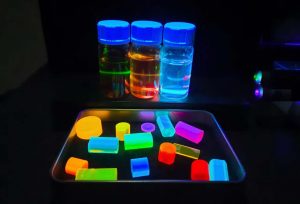 Fluorescencia de diferentes materiales al iluminarlos con luz ultravioleta